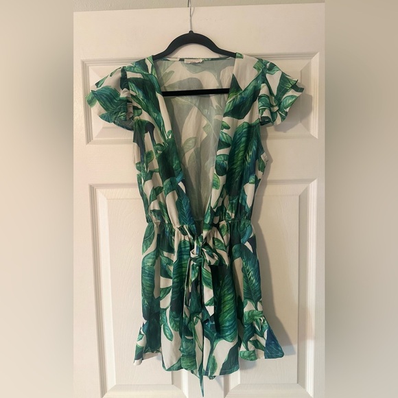 Luxxel Pants - Womens LUXXEL Green‎ Leaf Romper Ruffle Butterfly Sleeves. Size Medium.